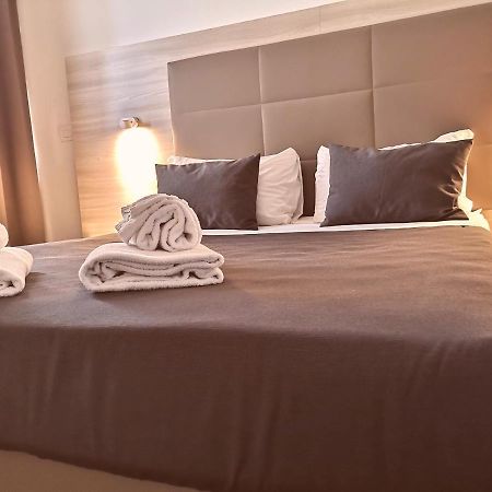 Academy Hotel Фьюмичино Экстерьер фото