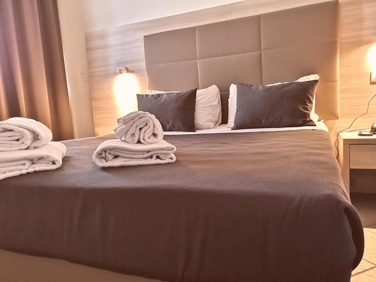 Academy Hotel Фьюмичино Экстерьер фото