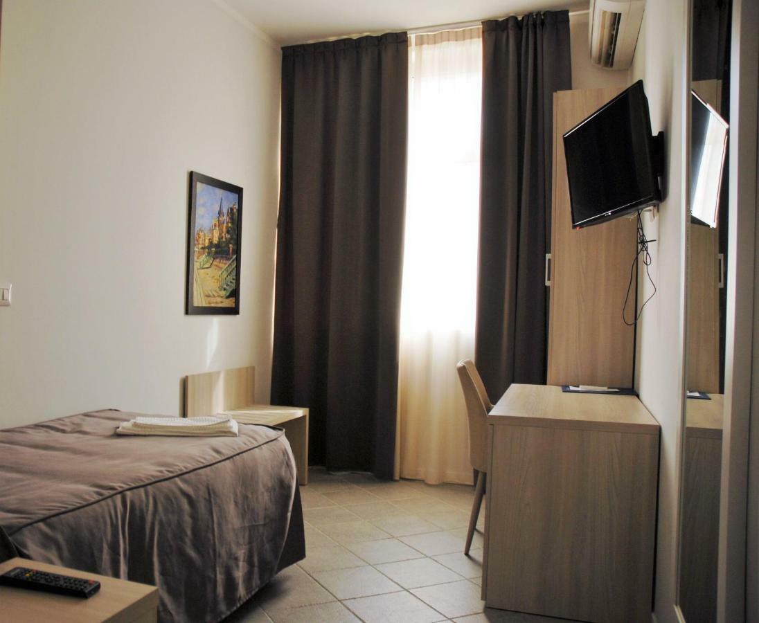 Academy Hotel Фьюмичино Экстерьер фото