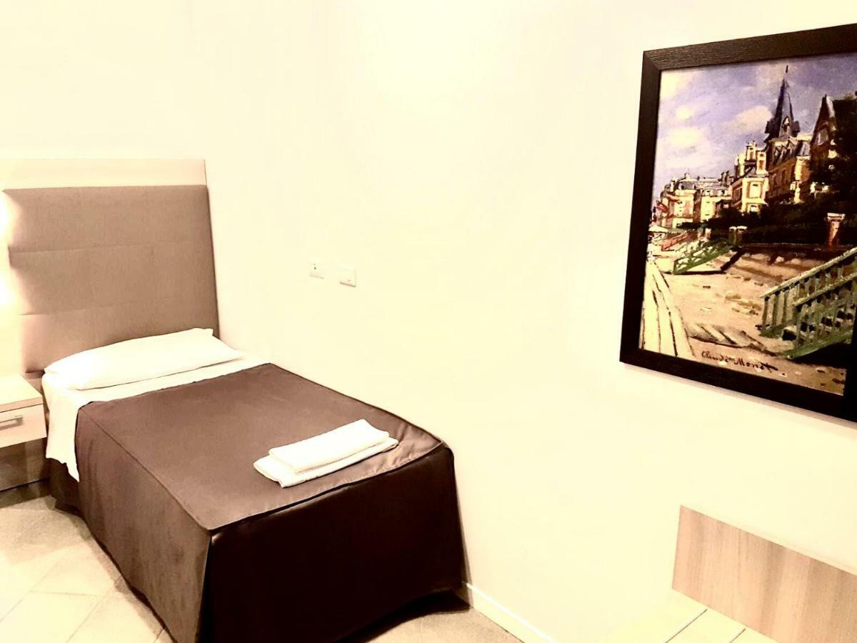 Academy Hotel Фьюмичино Экстерьер фото