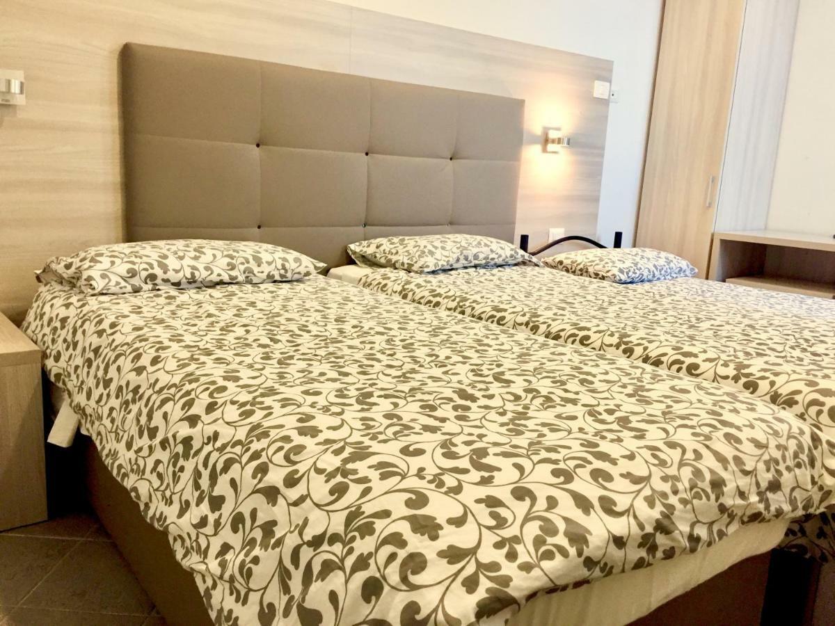 Academy Hotel Фьюмичино Экстерьер фото