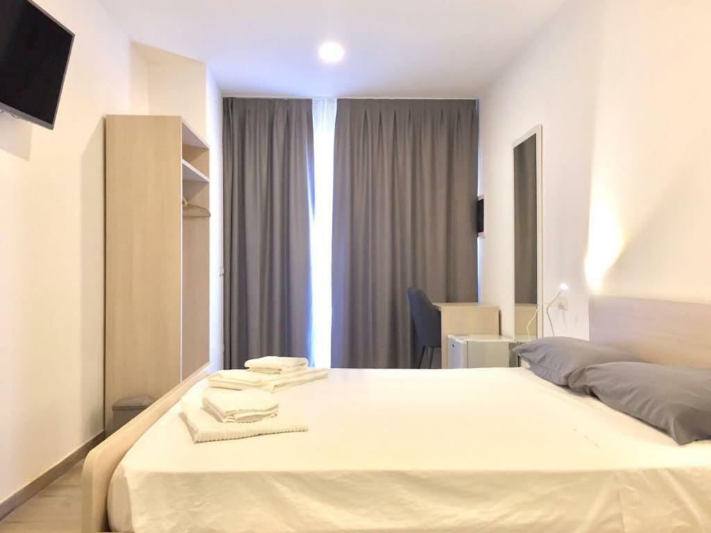 Academy Hotel Фьюмичино Экстерьер фото